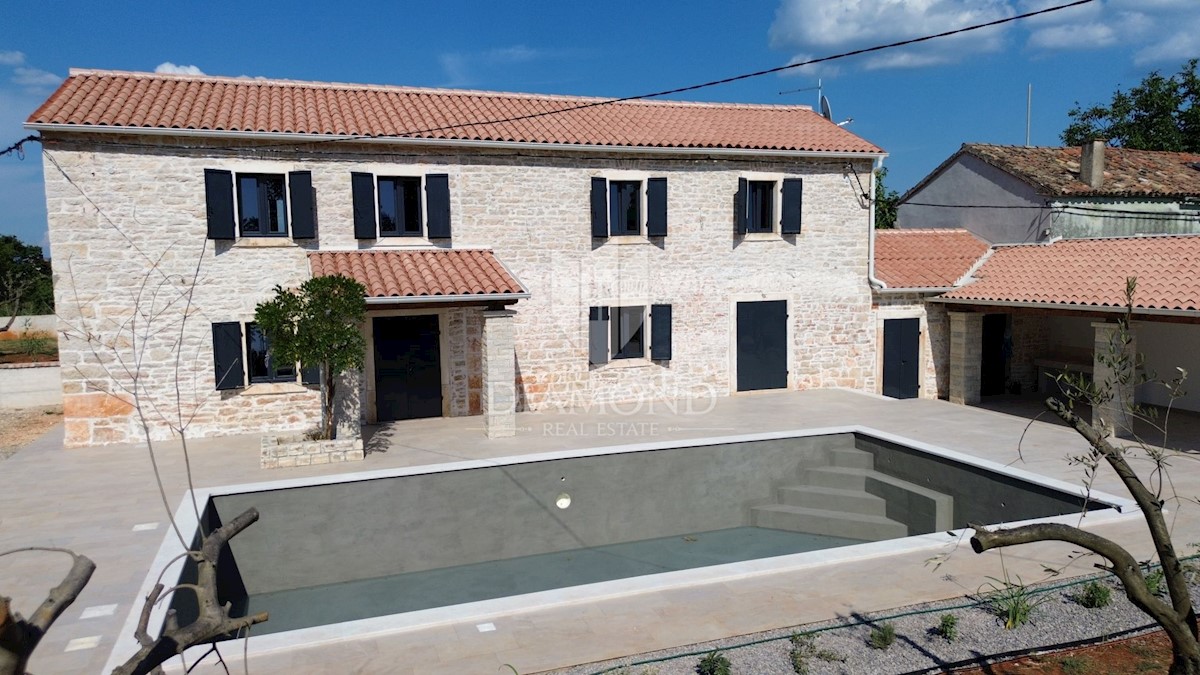 Barban, Istria centrale, casa in pietra ristrutturata con piscina