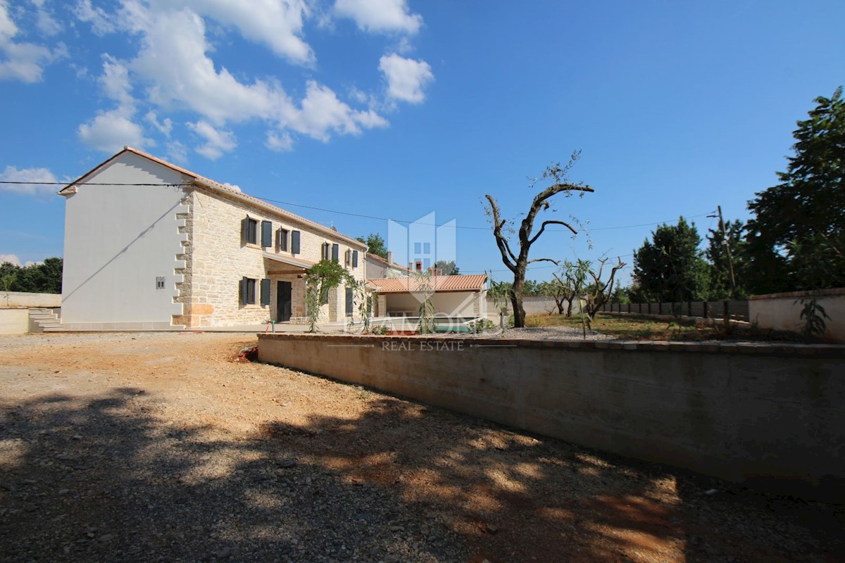 Barban, Istria centrale, casa in pietra ristrutturata con piscina