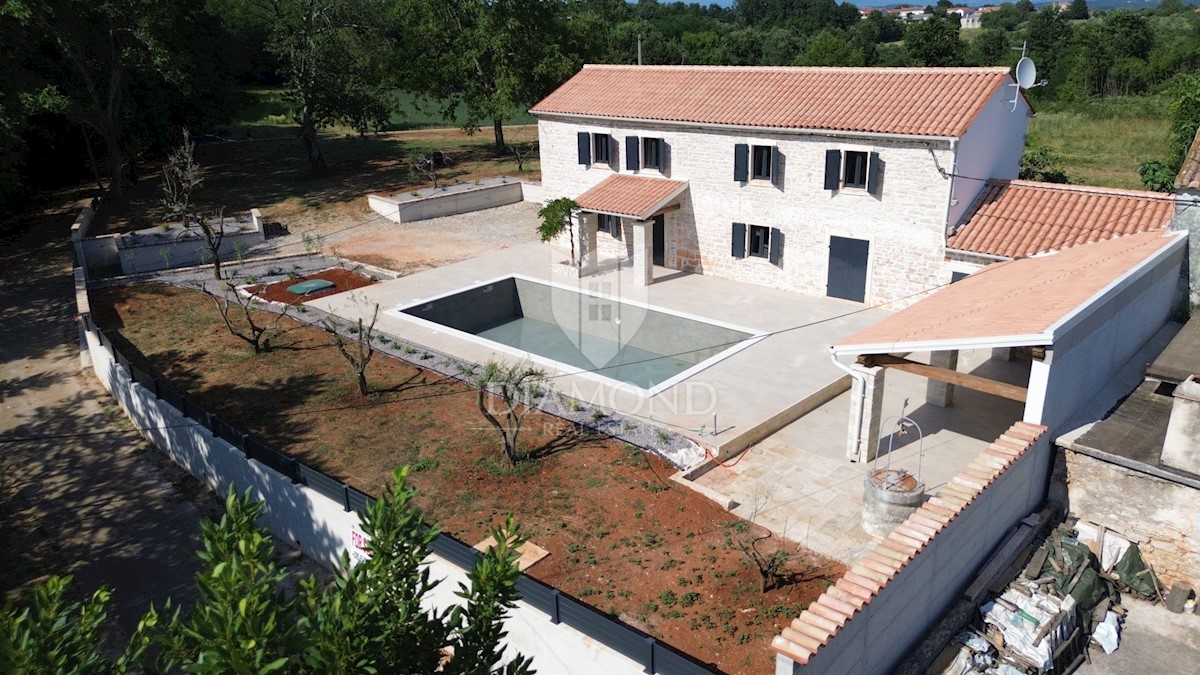 Barban, Istria centrale, casa in pietra ristrutturata con piscina