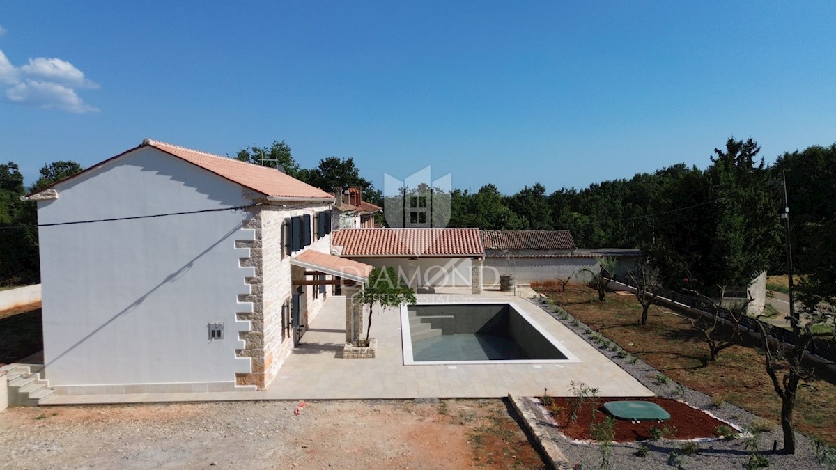 Barban, Istria centrale, casa in pietra ristrutturata con piscina