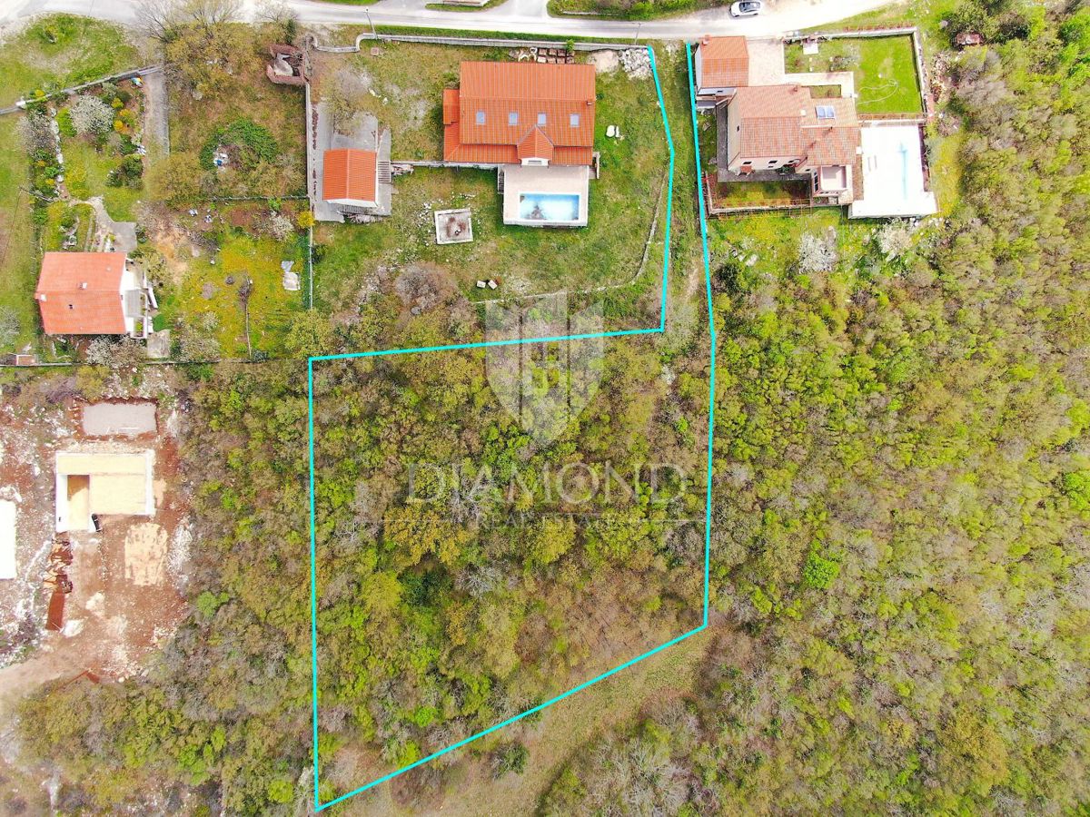 Labin, terreno edificabile ai margini della città