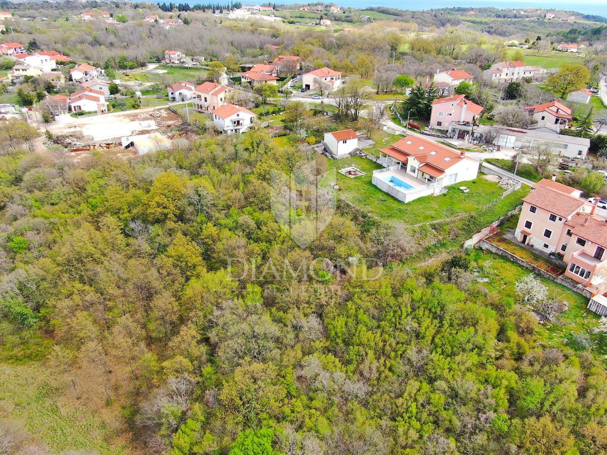 Labin, terreno edificabile ai margini della città