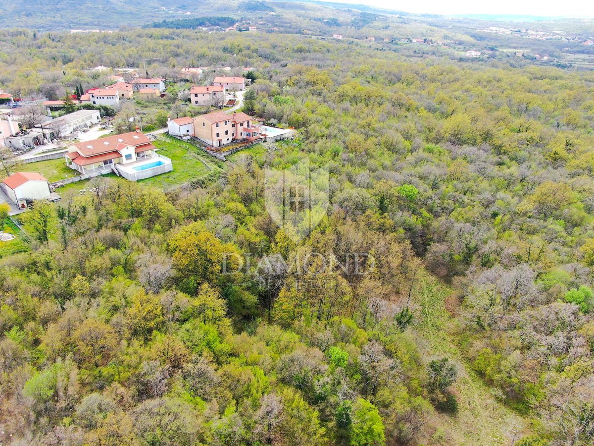 Labin, terreno edificabile ai margini della città