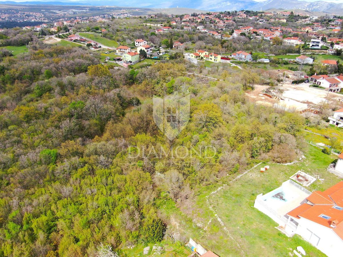 Labin, terreno edificabile ai margini della città