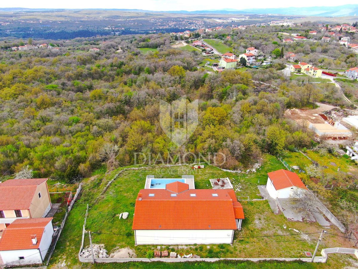 Labin, terreno edificabile ai margini della città