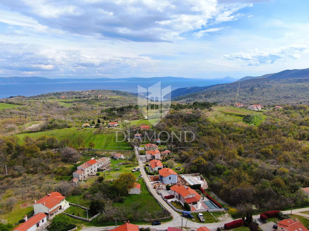 Labin, terreno edificabile ai margini della città
