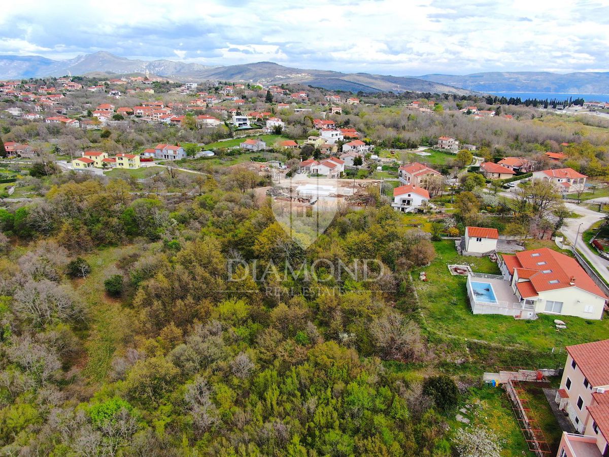 Labin, terreno edificabile ai margini della città