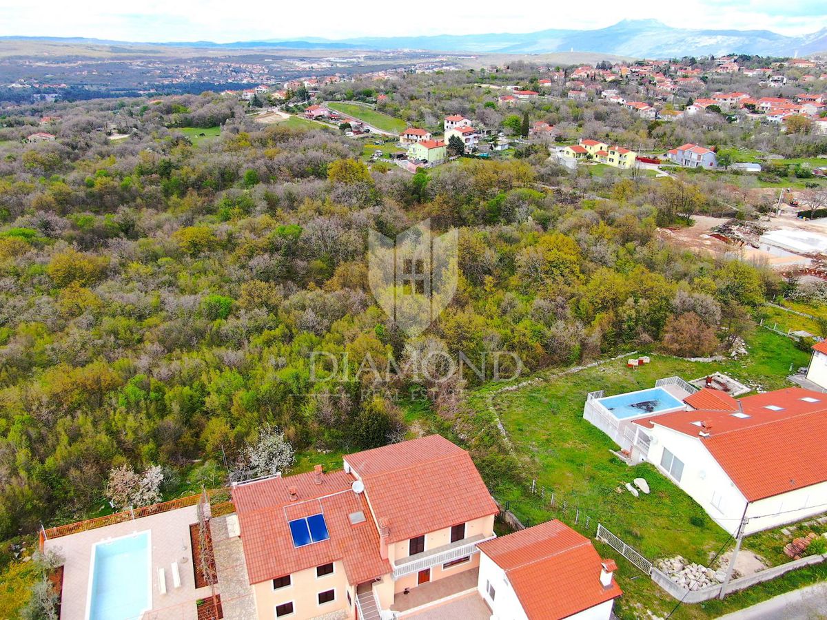 Labin, terreno edificabile ai margini della città