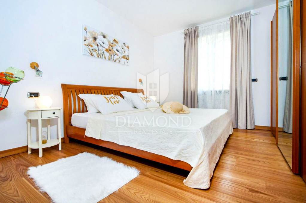 Una casa imponente con piscina in una posizione tranquilla