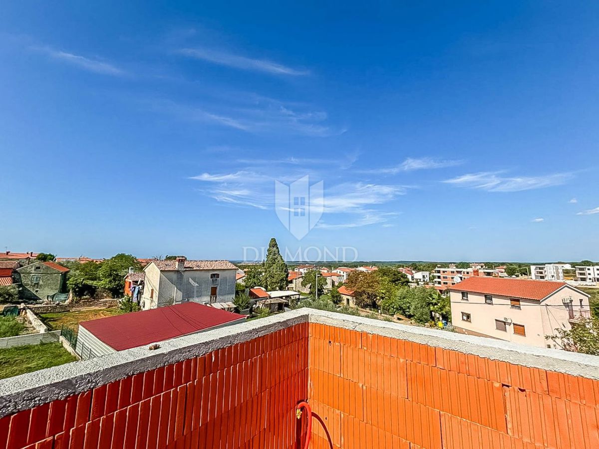 Parenzo, dintorni, appartamento a due piani con tre camere da letto con vista mare!