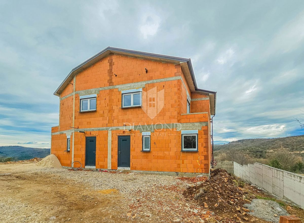 Momiano, dintorni! Una bella casa con piscina in costruzione!