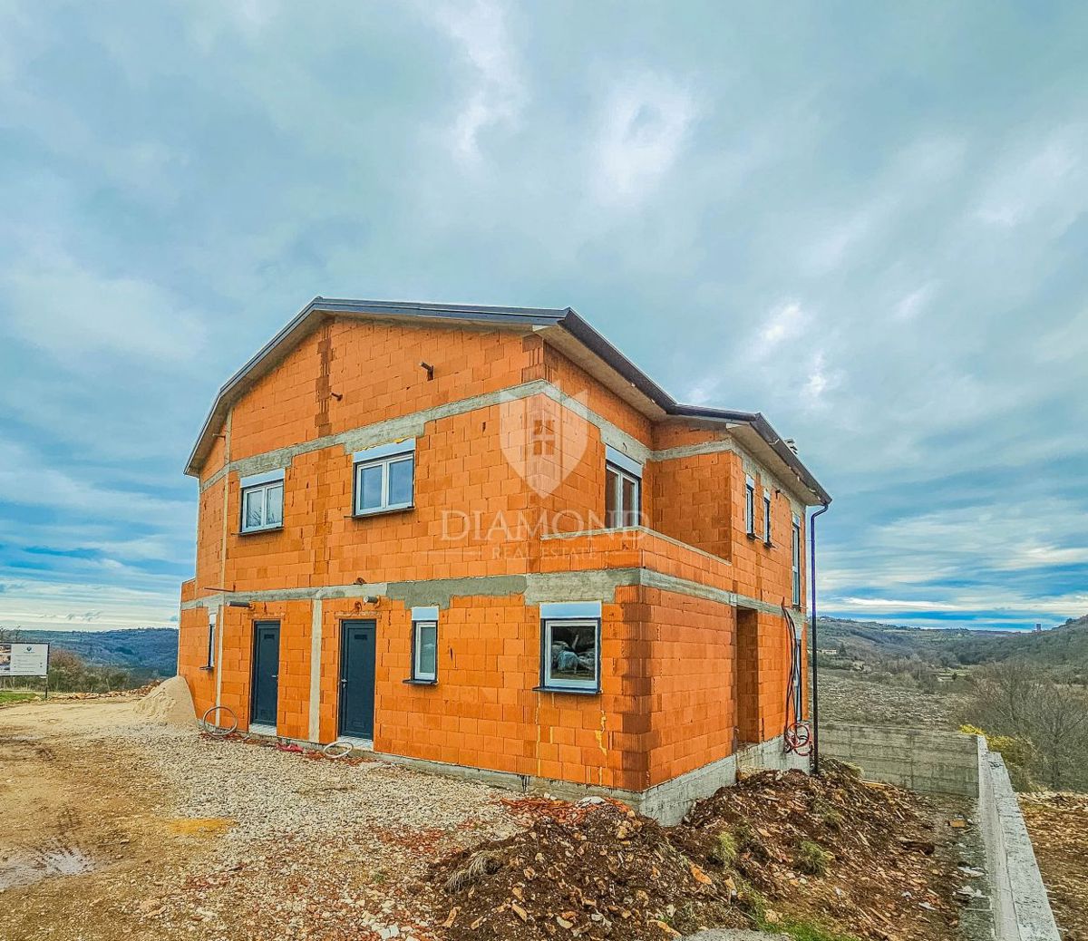 Momiano, dintorni! Una bella casa con piscina in costruzione!