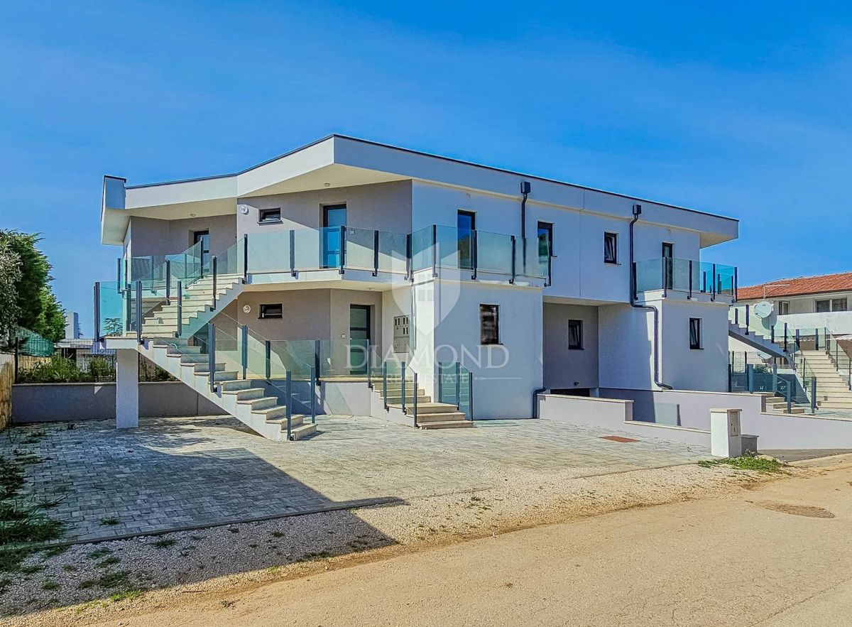 Umago, dintorni, nuova costruzione! Moderno appartamento al 1° piano a 450 m dal mare!