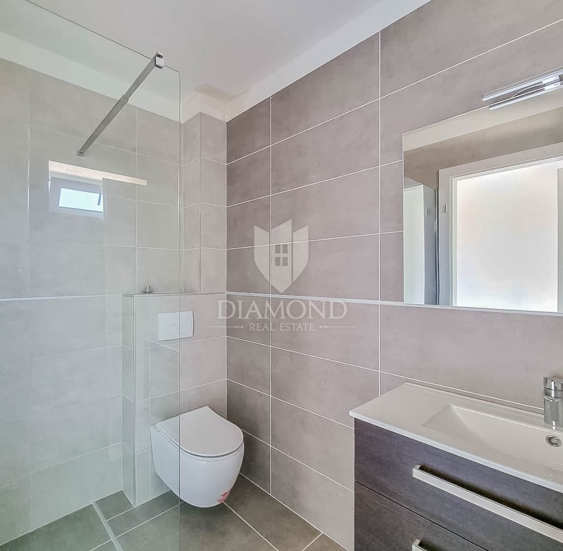 Umago, dintorni, nuova costruzione! Moderno appartamento al 1° piano a 450 m dal mare!