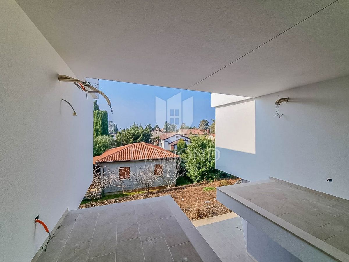 Umago, dintorni, nuova costruzione! Moderno appartamento al 1° piano a 450 m dal mare!