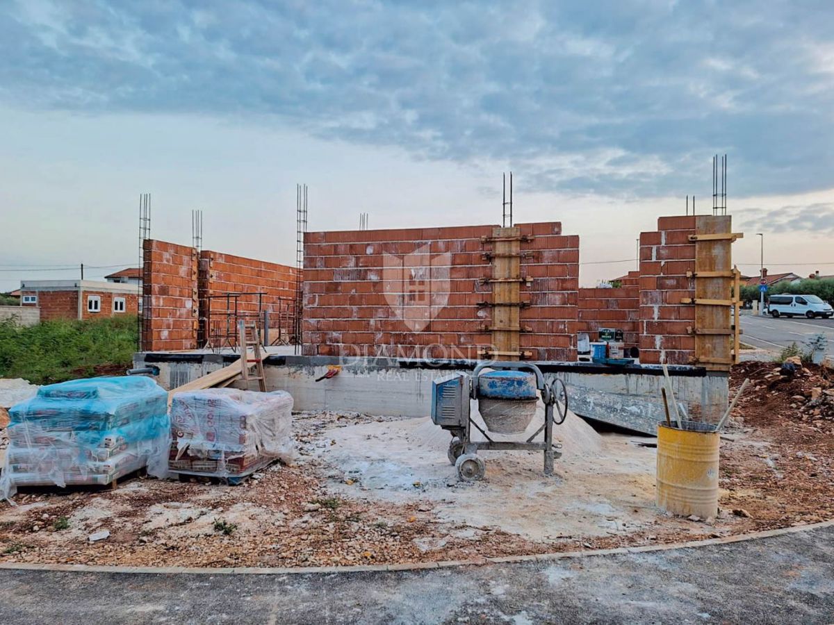 Umago, dintorni, nuova costruzione! Casa indipendente con piscina!