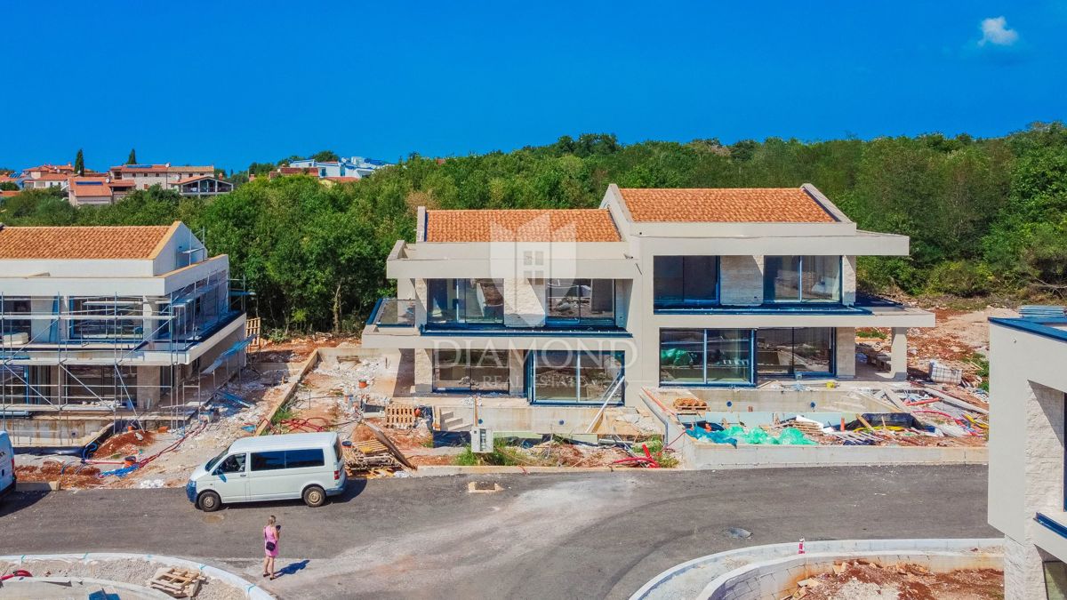 Umago! Villa di lusso a 100 m dal mare!