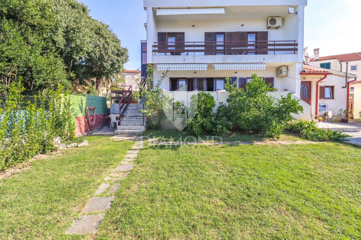 Cassa imersa nel verde con vista sul mare nel centro di Medolino!