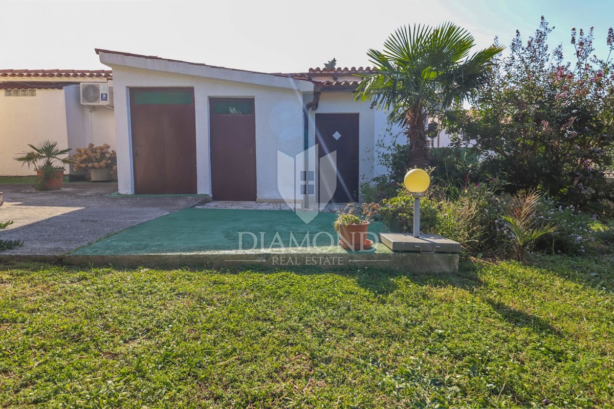 Cassa imersa nel verde con vista sul mare nel centro di Medolino!