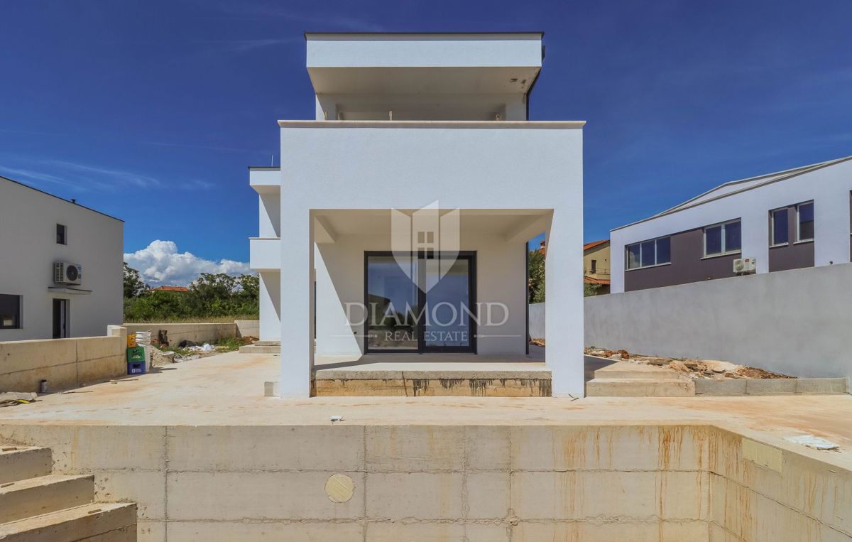 Dignano, nuova casa moderna con piscina