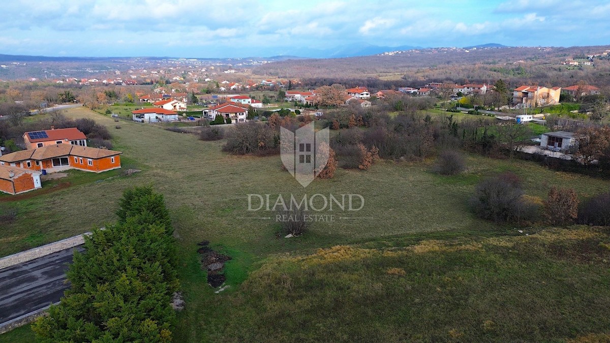 Albona, dintorni, terreno edificabile vicino alla città