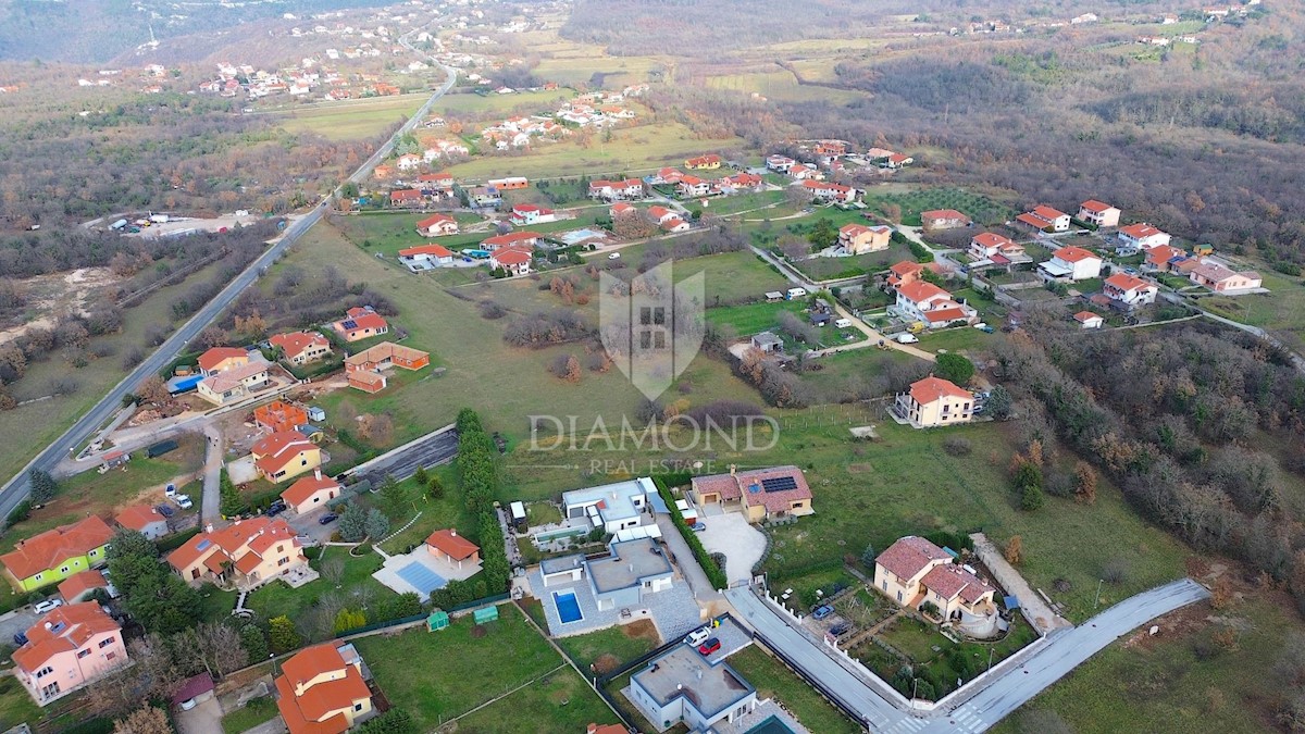 Albona, dintorni, terreno edificabile vicino alla città