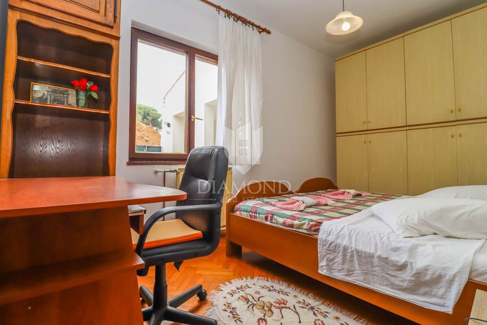 Premantura, spazioso appartamento con cortile, vista mare!