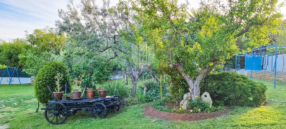 Premantura, spazioso appartamento con cortile, vista mare!