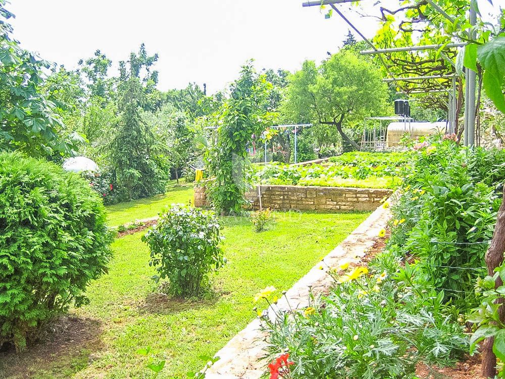 Premantura, spazioso appartamento con cortile, vista mare!