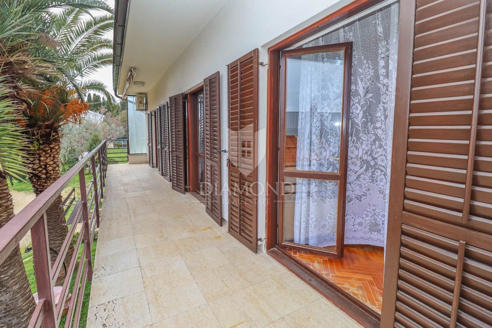 Premantura, spazioso appartamento con cortile, vista mare!