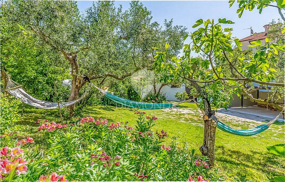 Premantura, spazioso appartamento con cortile, vista mare!