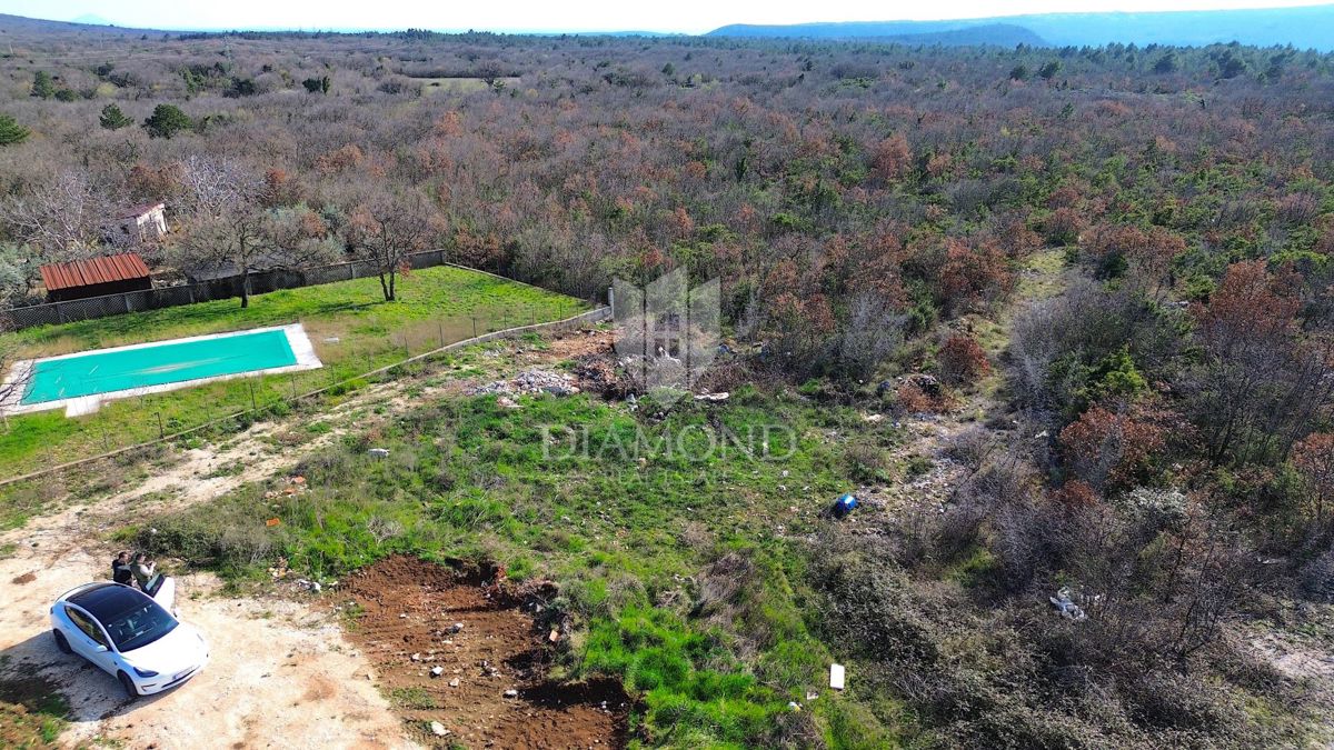 Labin, terreno edificabile vicino al mare e alle spiagge 
