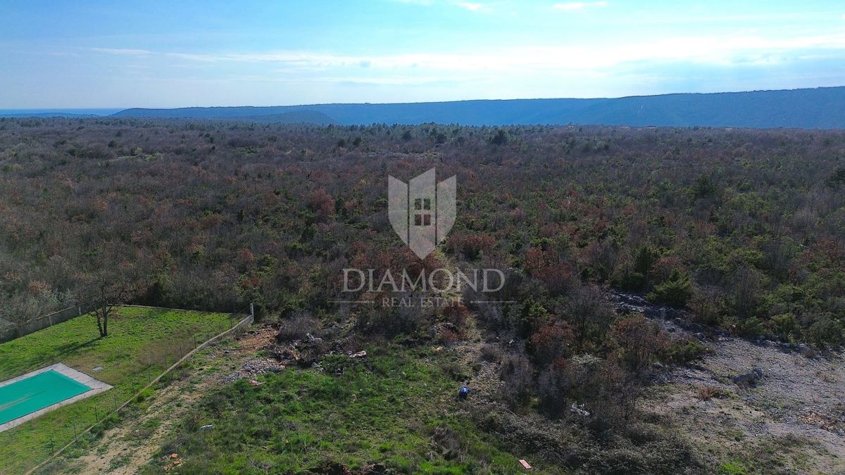 Labin, terreno edificabile vicino al mare e alle spiagge 