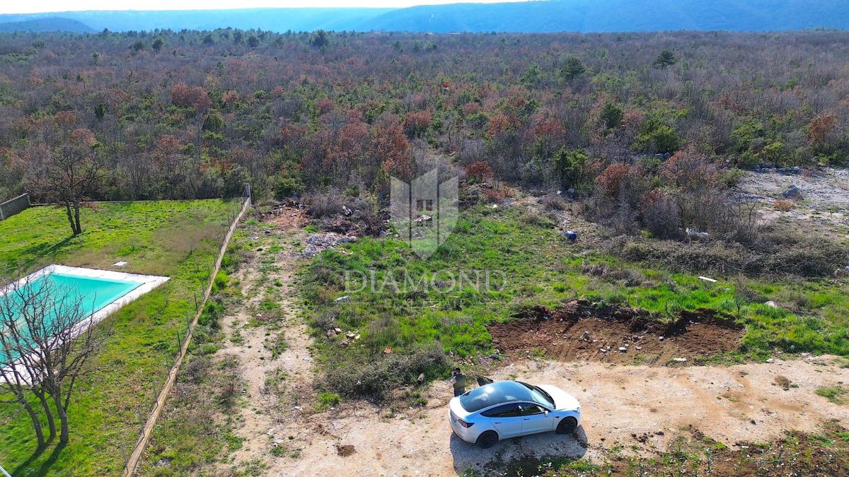 Labin, terreno edificabile vicino al mare e alle spiagge 