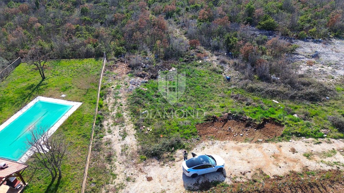 Labin, terreno edificabile vicino al mare e alle spiagge 