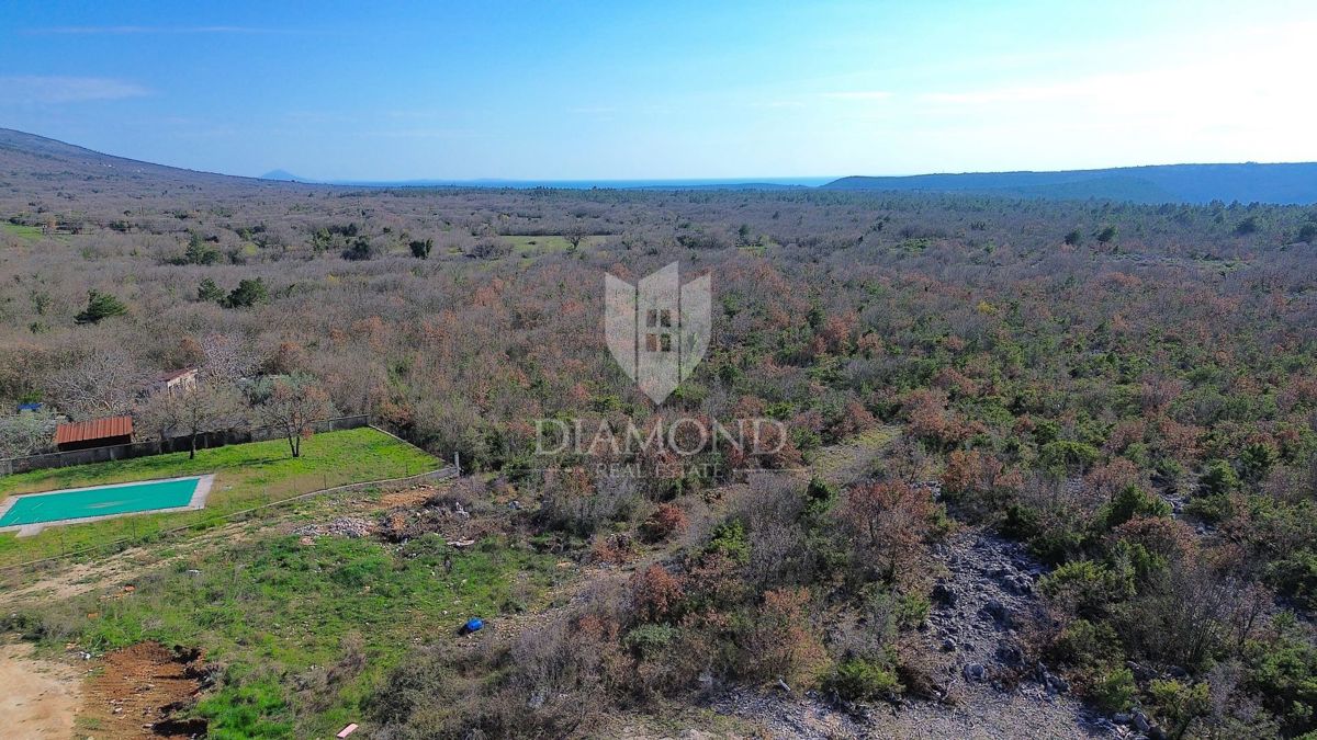 Labin, terreno edificabile vicino al mare e alle spiagge 