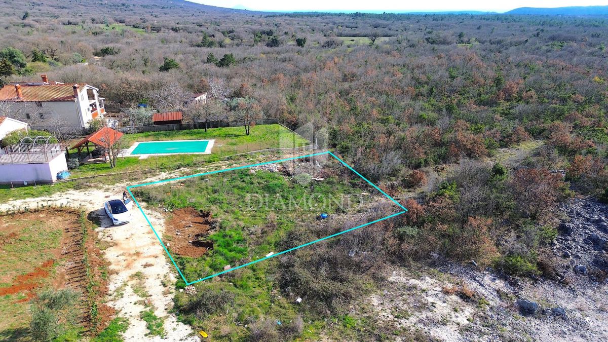 Labin, terreno edificabile vicino al mare e alle spiagge 