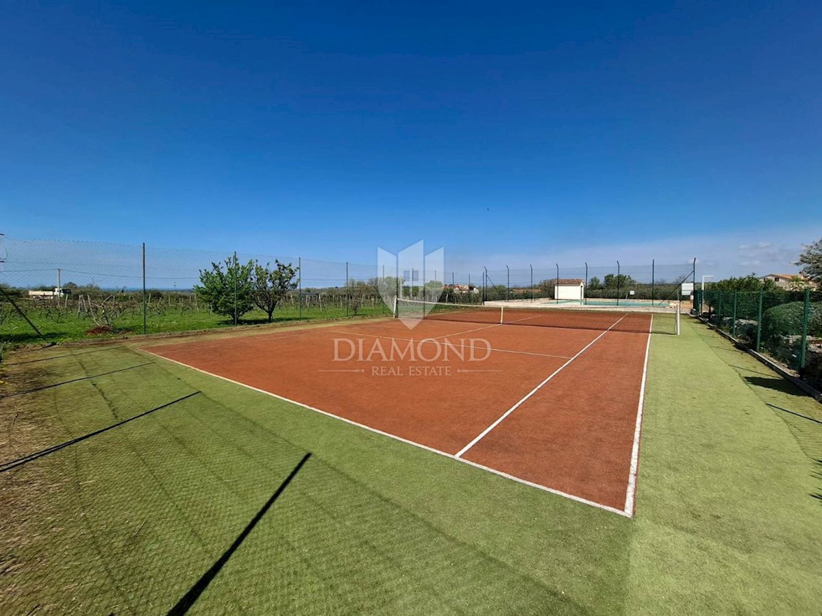 Parenzo, fantastico appartamento al piano terra con giardino, piscina e campo da tennis