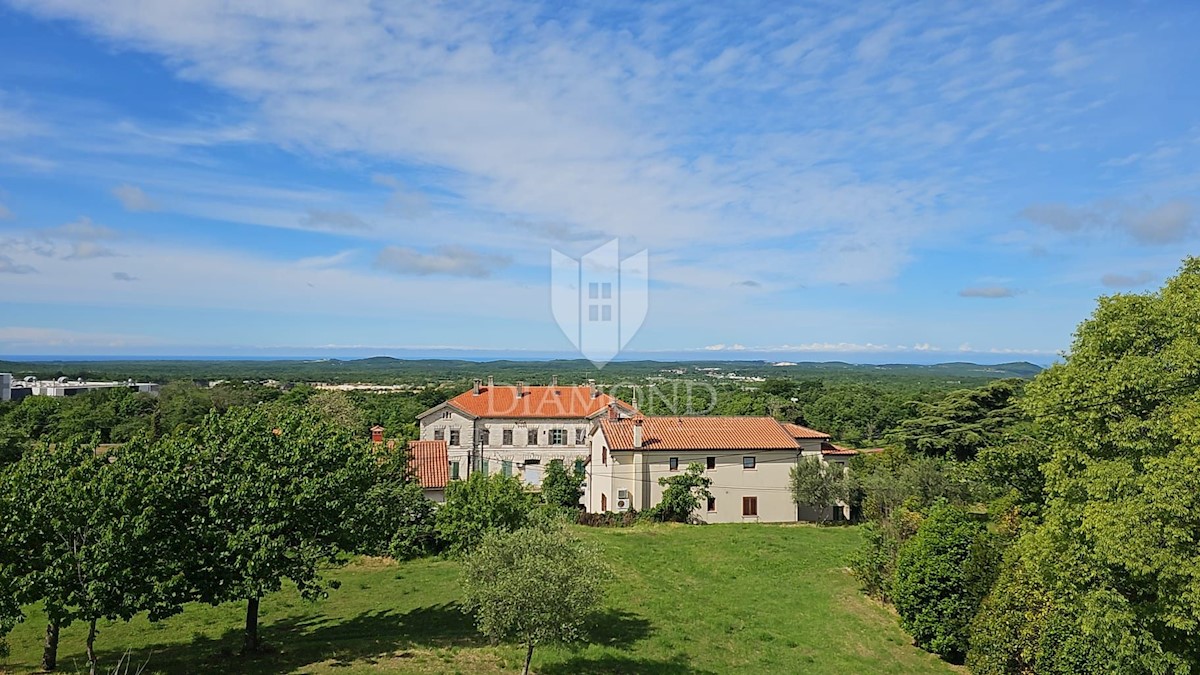 Villa di lusso con piscina e vista mare in una località tranquilla