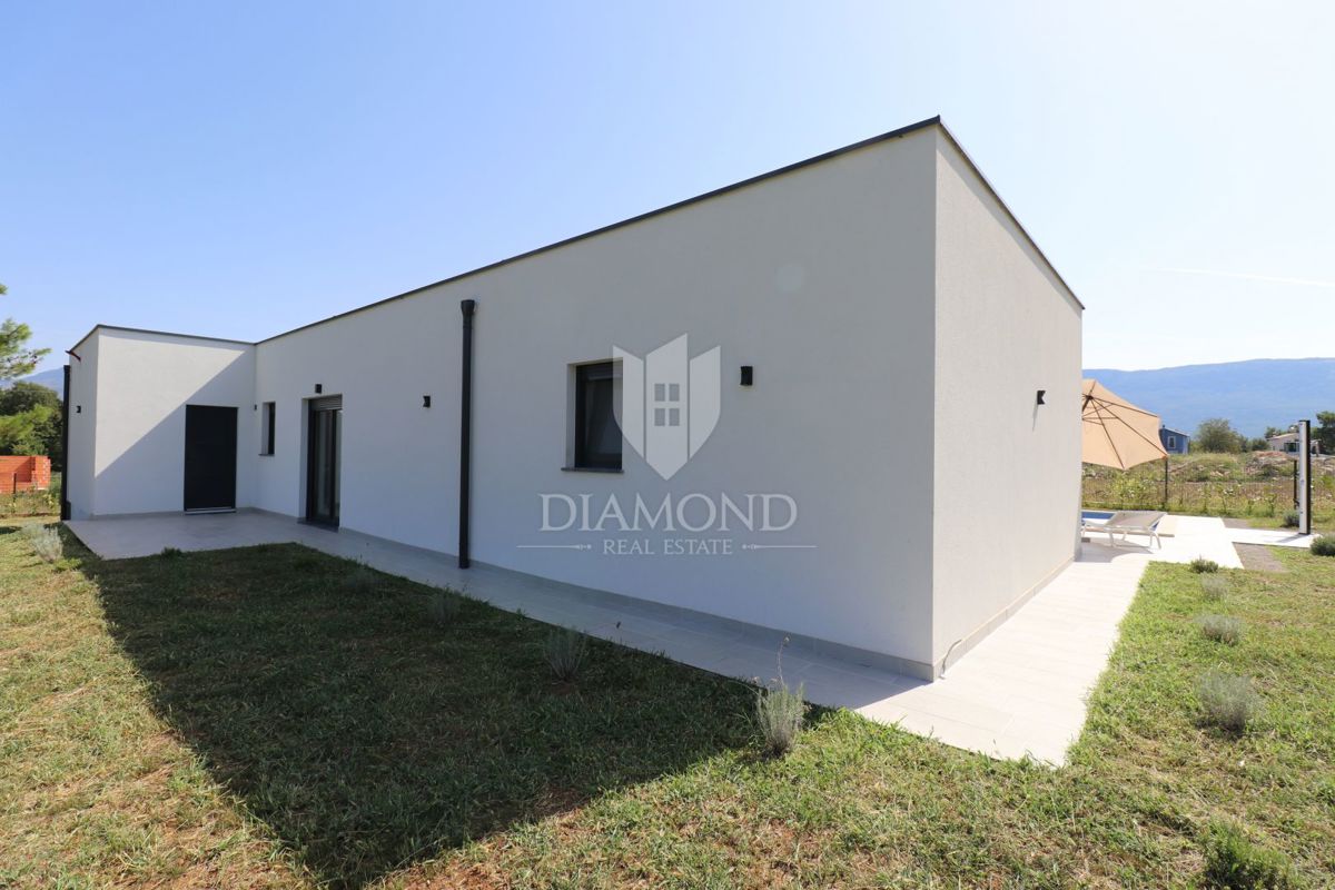 Labin, dintorni, nuova costruzione con piscina immersa nella natura