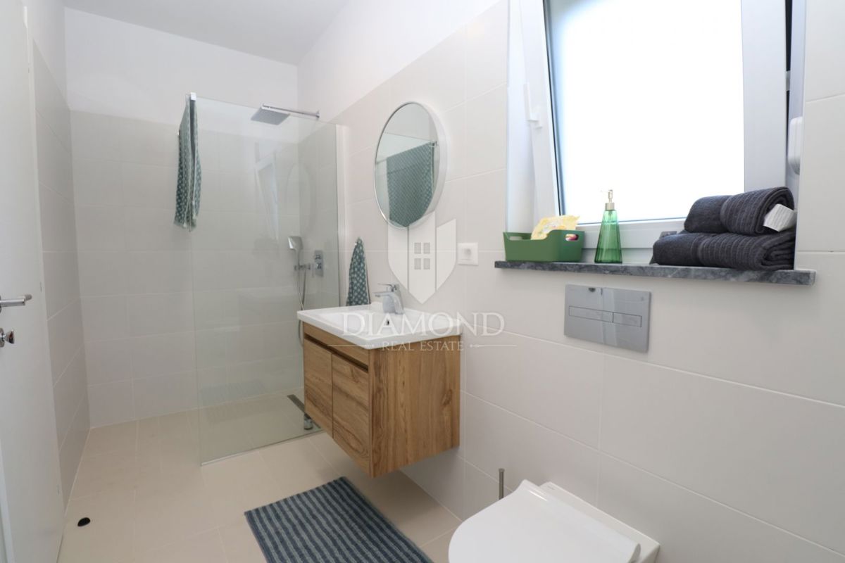 Labin, dintorni, nuova costruzione con piscina immersa nella natura