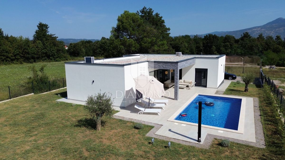 Labin, dintorni, nuova costruzione con piscina immersa nella natura