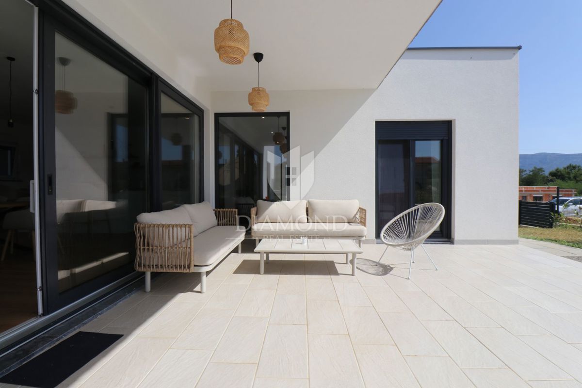 Labin, dintorni, nuova costruzione con piscina immersa nella natura