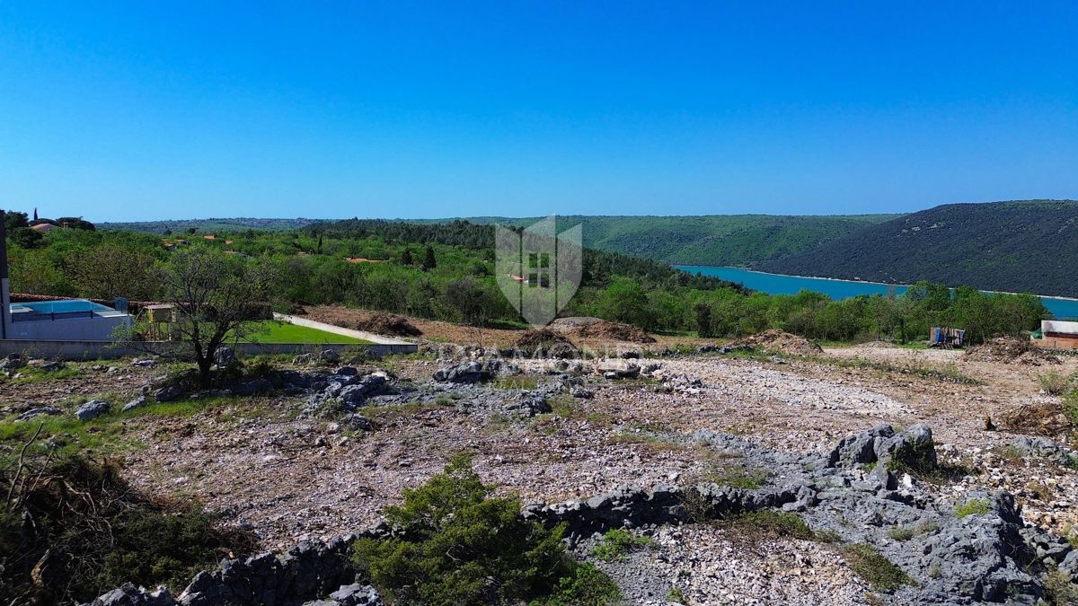 Labin, terreno edificabile con vista mare 