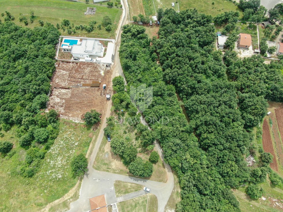 Terreno con progetto concettuale per tren case unifamiliari