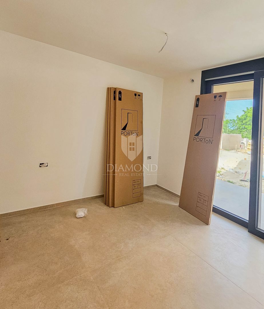 Umago, dintorni! Nuova costruzione! Moderno appartamento al piano terra con ampio giardino!