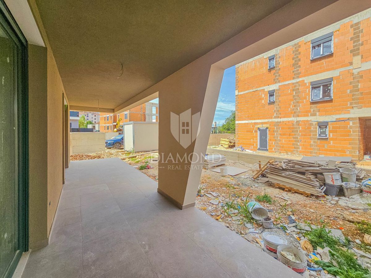 Umago, dintorni! Nuova costruzione! Moderno appartamento al piano terra con ampio giardino!