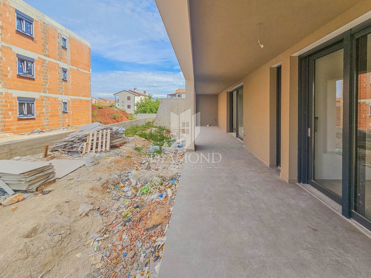 Umago, dintorni! Nuova costruzione! Moderno appartamento al piano terra con ampio giardino!