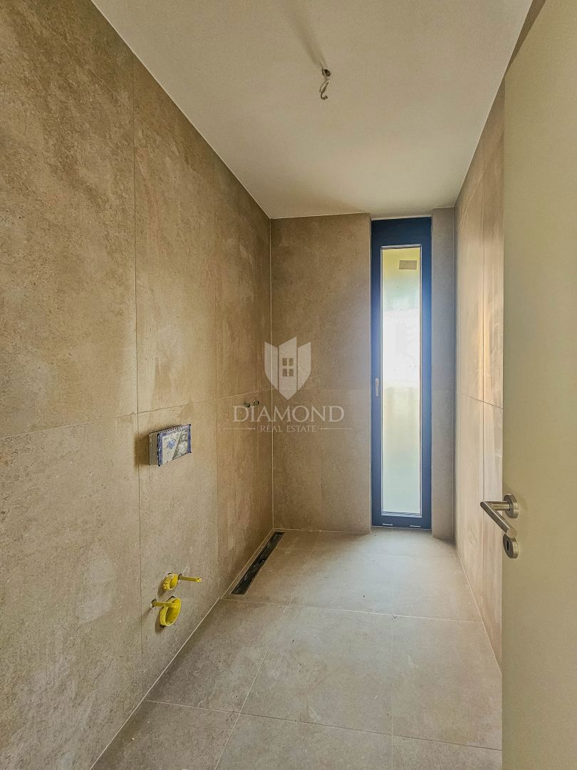 Umago, dintorni! Nuova costruzione! Moderno appartamento al piano terra con ampio giardino!