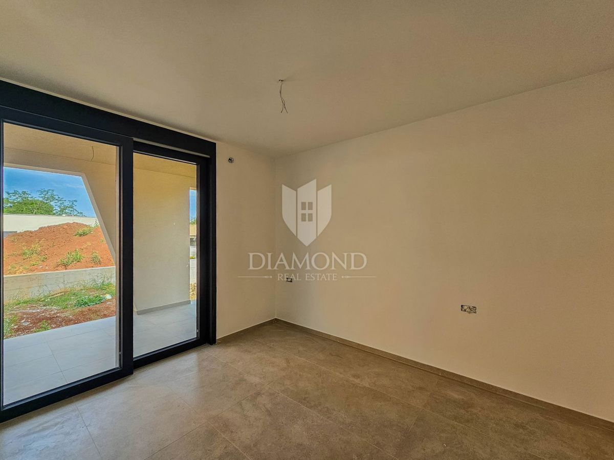 Umago, dintorni! Nuova costruzione! Moderno appartamento al piano terra con ampio giardino!